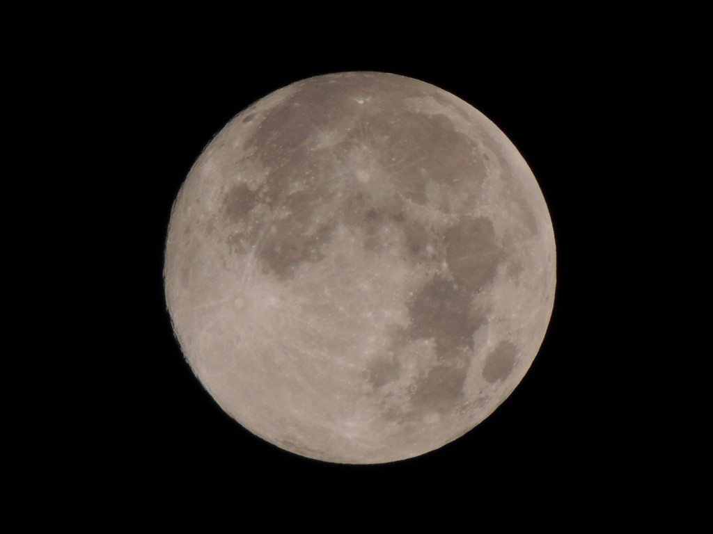 今夜はスーパームーンが見られます。月が地球に接近するのと満月が重なる日！