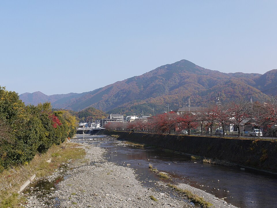 京都・高野川から見た秋(紅葉)の比叡山