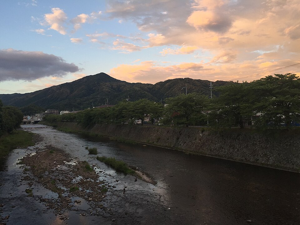 京都・高野川から見た初夏(夕方)の比叡山