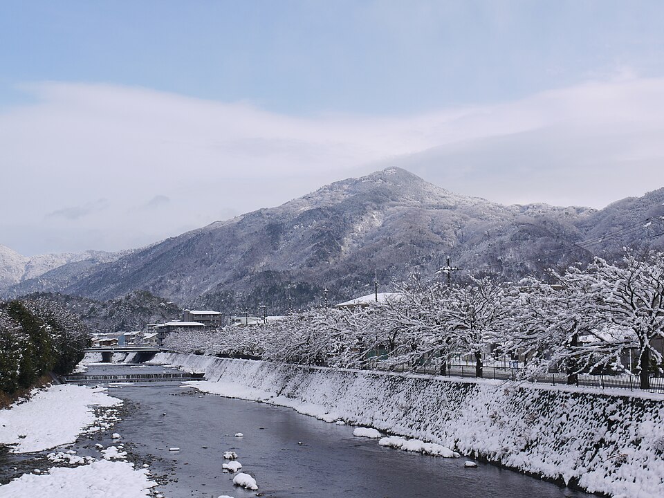 京都・高野川から見た冬(雪)の比叡山