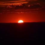 本日は大晦日です。古文では大晦日の日暮れが新年です。