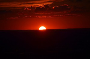本日は大晦日です。古文では大晦日の日暮れが新年です。