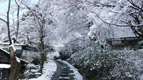 雪の京都・八瀬の参道