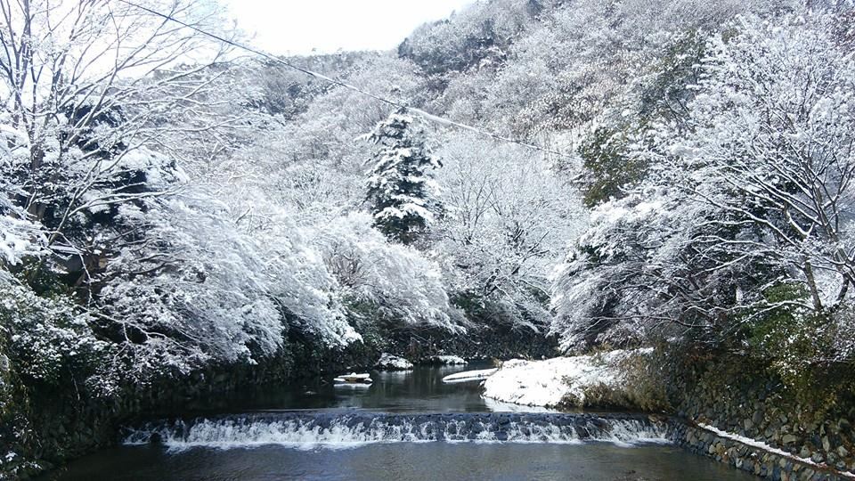 雪の残る京都・八瀬の高野川