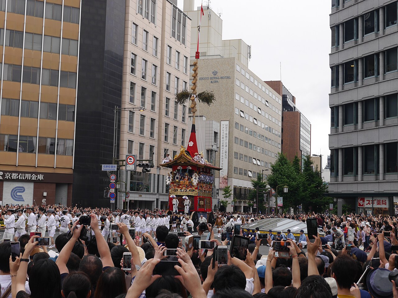 祇園祭の長刀鉾