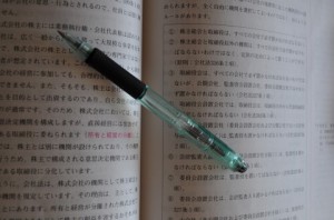 机周りの整理整頓をすると頭の中も整理され勉強がはかどる【受験勉強法】