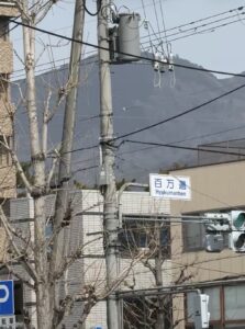 京大近くの百万遍交差点（東大路今出川）の交差点