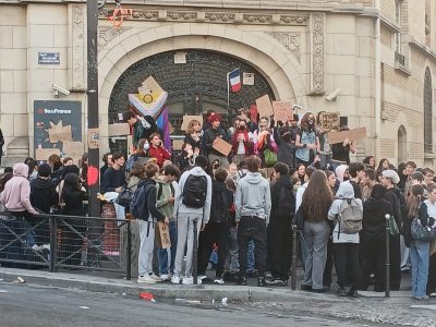 フランスの高校生デモとは?教師不足・老朽校舎・Parcoursupへの不満で全国に拡大【2026年10月】