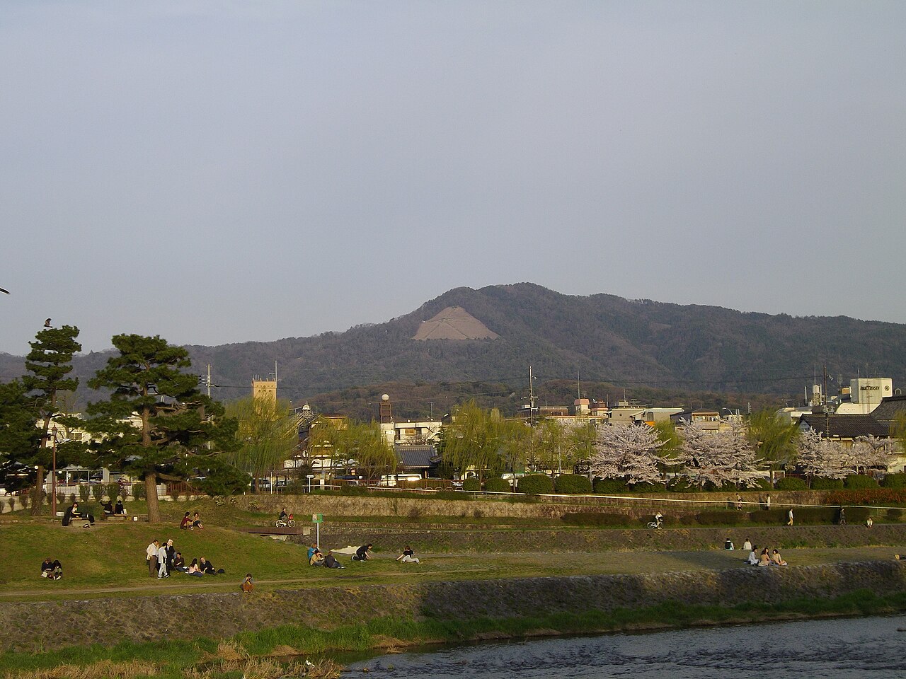 鴨川から見た大文字山