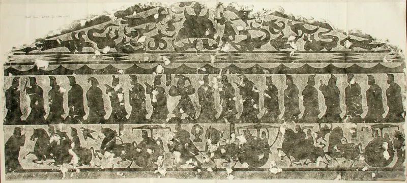 石に彫られた浮き彫りを紙に写し取った拓本。上段に竜や鳥の文様、中段に冠をつけた人物たちが横一列に並ぶ