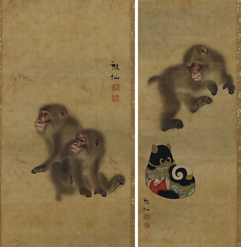 茶色の毛の2匹の猿がならんで座る絵と、1匹の猿がおもちゃに手をのばす絵を、左右にならべたもの
