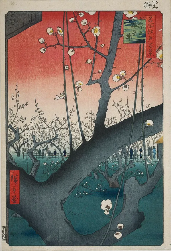画面の手前に太い梅の幹が横に大きくのび、白い梅の花がさき、奥に梅林と見物の人々がいる浮世絵