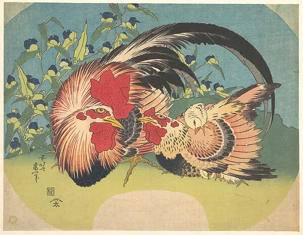 赤いとさかの雄鶏と雌鶏、ひよこが、青い露草の花の前に描かれた木版画